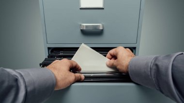 Dosya dolabı, veri depolama ve arşiv kavramı, kişisel bakış açısı dosyalarında arama büro memuru
