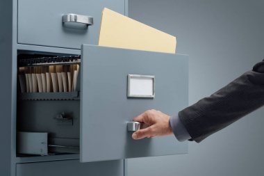 Dosyaları bir dosya dolabı çekmece, iş idaresi ve veri depolama kavramı içinde arama büro memuru