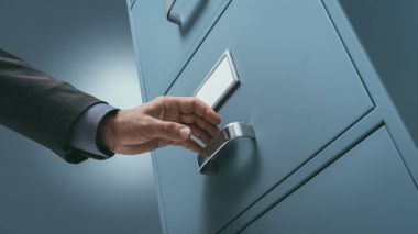 Dosyaları bir dosya dolabı çekmece, iş idaresi ve veri depolama kavramı içinde arama büro memuru