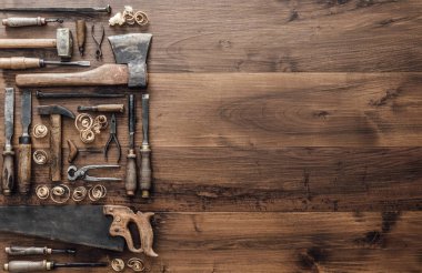 Vintage ağaç işleme aletleri bir kaba tezgah ve boş kopya alanı, marangozluk, işçilik ve işlemeli kavramı topluluğu, düz yatıyordu