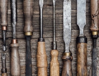 Tezgah üzerinde kullanılan profesyonel oyma ve kerestelerin araçlar kümesi yakın çekim: marangozluk, işçilik ve işlemeli kavramı