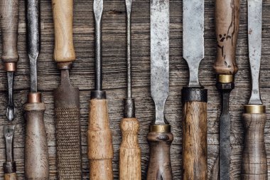Tezgah üzerinde kullanılan profesyonel oyma ve kerestelerin araçlar kümesi yakın çekim: marangozluk, işçilik ve işlemeli kavramı