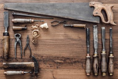 Çerçeve oluşan bir tezgah üzerinde vintage ağaç işleme aletleri topluluğu: marangozluk, işçilik ve işlemeli kavramı, düz yatıyordu