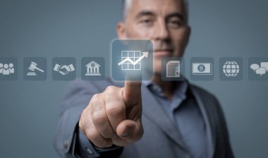 Sanal bir kontrol paneli simgeleri ile görsel bir interaktif arayüz kullanarak işadamı Finans ve iş apps kullanıyor