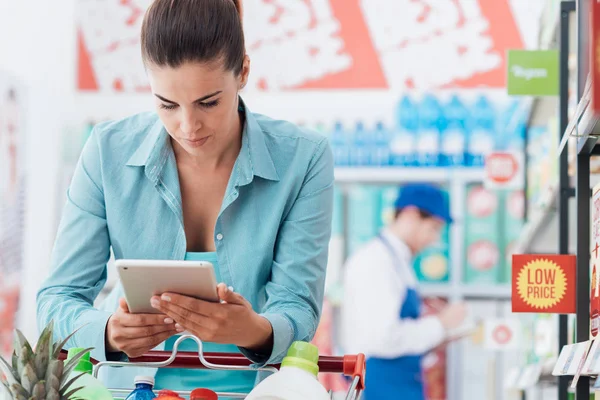 Süpermarkette Alışveriş Kadın Alışveriş Sepeti Yaslanmış Onun Tablet Teknoloji Perakende — Stok fotoğraf