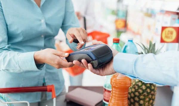 Vrouw Aan Kassa Van Supermarkt Het Invoeren Van Pin Beveiliging — Stockfoto