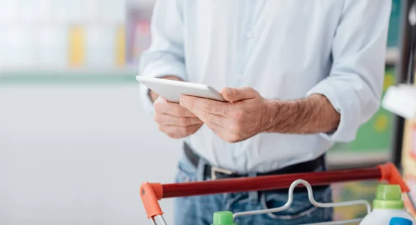 Man Doet Kruidenier Winkelen Bij Supermarkt Het Gebruik Van Een — Stockfoto