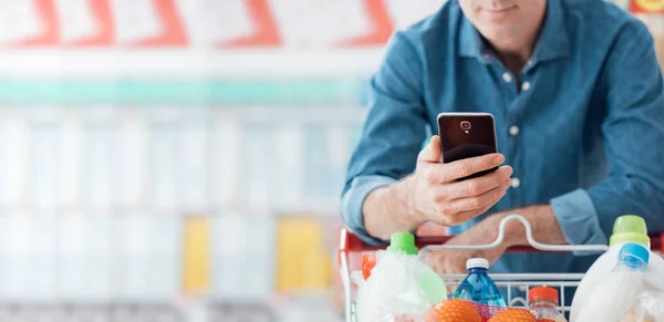 Winkelen Bij Supermarkt Man Hij Leunend Winkelwagen Verbinden Met Zijn — Stockfoto