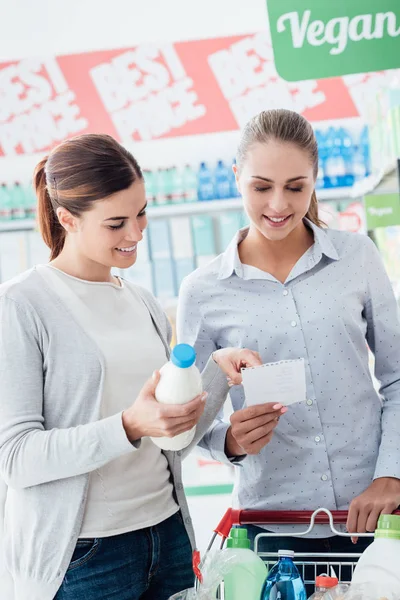 Jóvenes Mujeres Felices Comprando Juntos Supermercado Están Revisando Una Lista — Foto de Stock