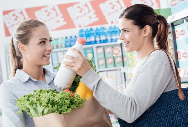 Mulheres Felizes Fazendo Compras Juntos Supermercado Uma Colocar Uma Garrafa — Fotografia de Stock