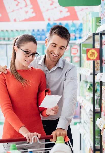 Jonge Verliefde Paar Doen Boodschappen Bij Supermarkt Zijn Een Kar — Stockfoto