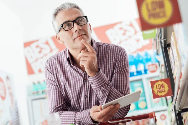 Hombre Seguro Haciendo Compras Comestibles Supermercado Está Buscando Productos Ofrece —  Fotos de Stock