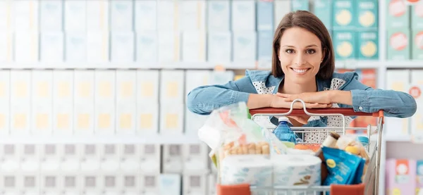 Glimlachend Gelukkige Vrouw Genieten Van Winkelen Supermarkt Leunend Een Volle — Stockfoto