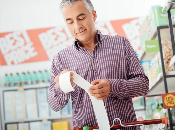 Hombre Haciendo Compras Comestibles Supermercado Comprobando Largo Recibo Estilo Vida —  Fotos de Stock