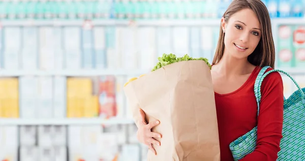 Усміхнена Молода Жінка Купує Супермаркеті Вона Тримає Продуктовий Пакет Свіжими — стокове фото
