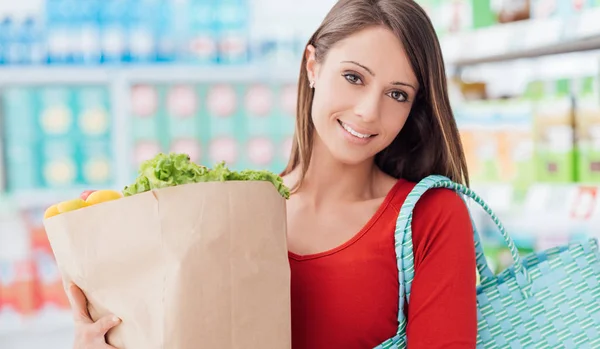 Sonriente Joven Comprando Supermercado Sostiene Una Bolsa Comestibles Con Verduras — Foto de Stock