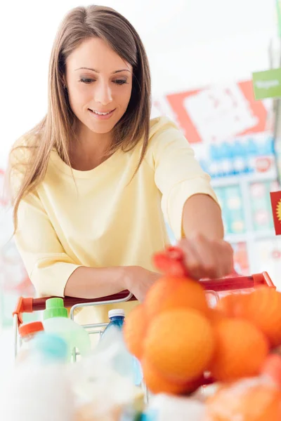Mujer Joven Atractiva Haciendo Compras Supermercado Ella Está Poniendo Una — Foto de Stock