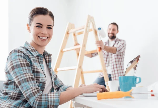 Joven Pareja Sonriente Renovando Remodelando Nuevo Apartamento Hombre Está Pintando — Foto de Stock