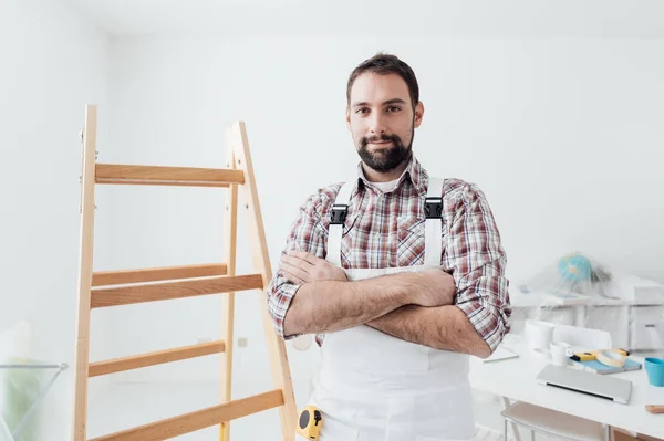 Pintor Profissional Confiante Posando Com Braços Cruzados Renovação Casa Conceito — Fotografia de Stock