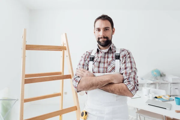 Selbstbewusster Professioneller Maler Posiert Mit Verschränkten Armen Renovierungs Und Dekorationskonzept — Stockfoto