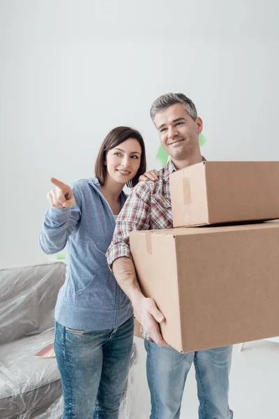 Couple Moving New House Woman Pointing Man Carrying Cardboard Boxes — Stock Photo, Image