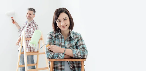 Pareja Pintando Casa Mujer Sonríe Primer Plano Hombre Está Trabajando — Foto de Stock