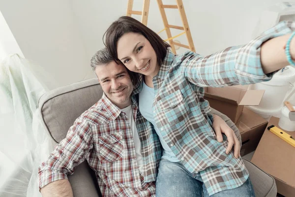 Casal Feliz Tomando Selfies Casa Enquanto Faz Reformas Casa Eles — Fotografia de Stock