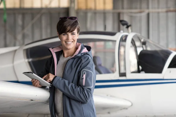 Sorrindo Piloto Fêmea Conectando Com Tablet Digital Usando Aplicativos Aviação — Fotografia de Stock