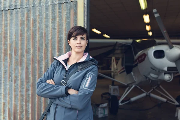 Lachende Jonge Vrouw Leunt Tegen Hangar Metalen Roestig Muren Lichte — Stockfoto