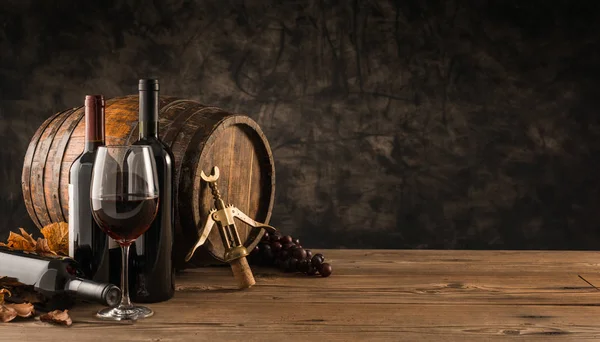 Şarap cam, ahşap varil ve mükemmel kırmızı şarap şişeleri bodrumda topluluğu: geleneksel şarap yapımı ve şarap tadımı kavramı