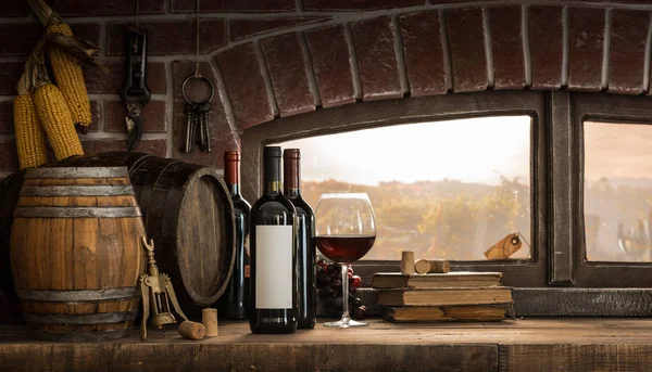 葡萄酒杯 瓶子和桶在一个质朴的农村酒窖 夕阳下郁郁葱葱的葡萄园全景窗观 传统酿酒理念 — 图库照片