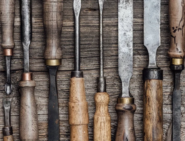 Tezgah üzerinde kullanılan profesyonel oyma ve kerestelerin araçlar kümesi yakın çekim: marangozluk, işçilik ve işlemeli kavramı