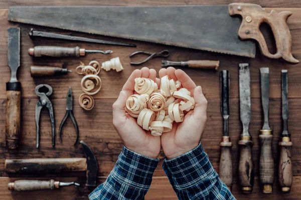 Carpinteiro Profissional Segurando Aparas Madeira Ferramentas Madeira Vintage Uma Bancada — Fotografia de Stock