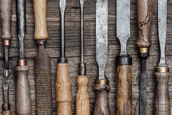 Tezgah üzerinde kullanılan profesyonel oyma ve kerestelerin araçlar kümesi yakın çekim: marangozluk, işçilik ve işlemeli kavramı