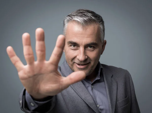 Geschäftsmann Macht Eine Stop Geste Mit Der Hand Und Lächelt — Stockfoto