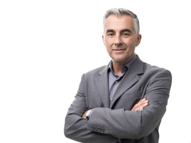 Emin gülümseyen olgun işadamı kolları beyaz arka plan üzerinde çarpı işareti olan poz