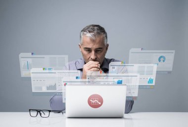 Finansal raporlar görsel ekranlarda okuma ve bir dizüstü bilgisayar, finans ve teknoloji kavramı ile çalışan dalgın emin iş adamı