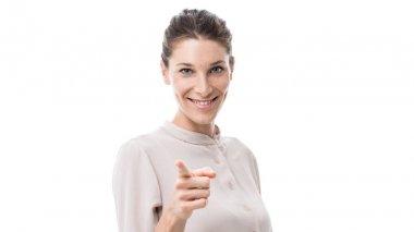 Güzel genç kadın gülümseyerek ve kamera, beyaz arka plan işaret