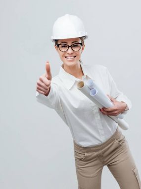 Bir Yaşasın vererek ve proje kağıt holding neşeli kadın mimar ve inşaat mühendisi rulo