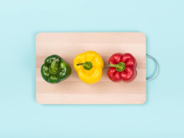 Ahşap doğrama tahtası üzerinde taze biber: sağlıklı beslenme ve gıda hazırlama