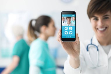 Gülümseyen kendine güvenen kadın doktor bir dokunmatik ekran smartphone ve sağlık personeli arka plan, tıbbi app kavramı holding