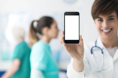 Gülümseyen kendine güvenen kadın doktor bir dokunmatik ekran smartphone ve sağlık personeli arka plan, tıbbi app kavramı holding