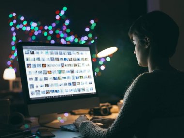 Resimleri bilgisayar ekranında görüntülemek ve onları online paylaşım fotoğrafçı