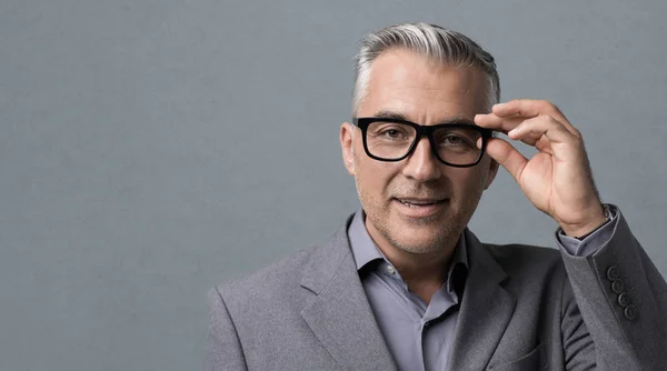 Smart Mogen Affärsman Med Glasögon Poserar Grå Bakgrund Han Ler — Stockfoto