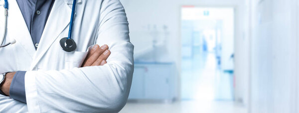 Confident Doctor Posing Arms Crossed Stethoscope Medical Advice Health Insurance — Stock Photo, Image