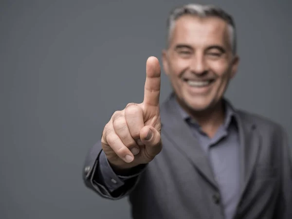 Hombre Negocios Sonriente Usando Una Interfaz Virtual Está Señalando Con —  Fotos de Stock