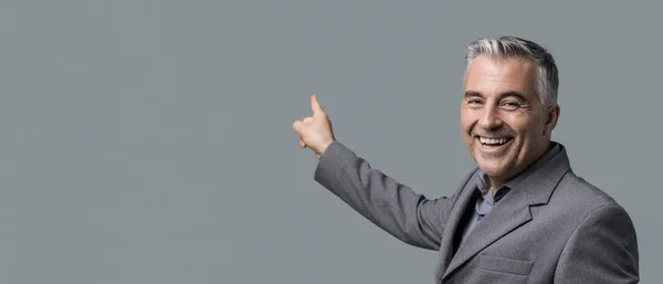 Selbstbewusst Lächelnder Geschäftsmann Zeigt Auf Leere Kopierflächen Werbekonzept — Stockfoto