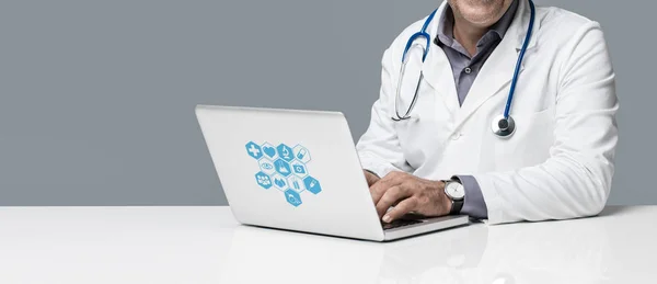 Médico Profesional Sentado Escritorio Oficina Trabajando Con Una Computadora Portátil —  Fotos de Stock