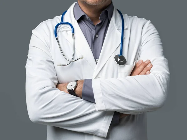 Pewnie Lekarz Pozowanie Ramionami Skrzyżowanymi Porady Medyczne Ubezpieczenia Zdrowotnego Koncepcja — Zdjęcie stockowe