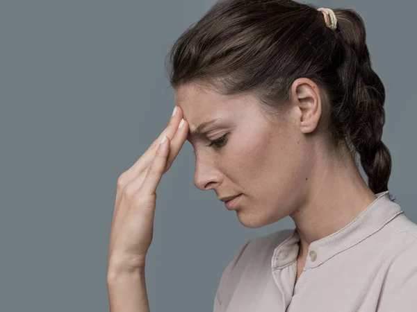 Giovane Donna Pensierosa Sentirsi Depressa Avere Brutto Mal Testa Sta — Foto Stock